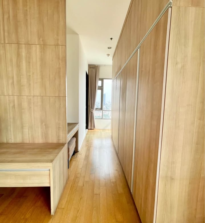 High-floor 3 bed, 4 bath at The Madison Sukhumvit 41. 185 sqm, pet-friendly, with unblocked views. Rent: ฿110,000/month. Walk to BTS & Emporium.