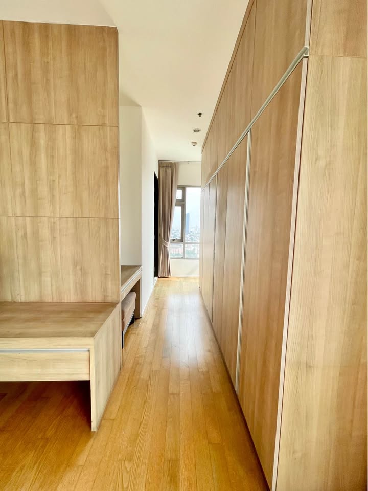 High-floor 3 bed, 4 bath at The Madison Sukhumvit 41. 185 sqm, pet-friendly, with unblocked views. Rent: ฿110,000/month. Walk to BTS & Emporium.