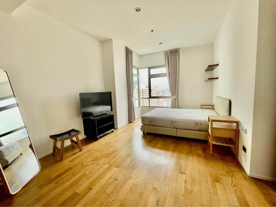 High-floor 3 bed, 4 bath at The Madison Sukhumvit 41. 185 sqm, pet-friendly, with unblocked views. Rent: ฿110,000/month. Walk to BTS & Emporium.