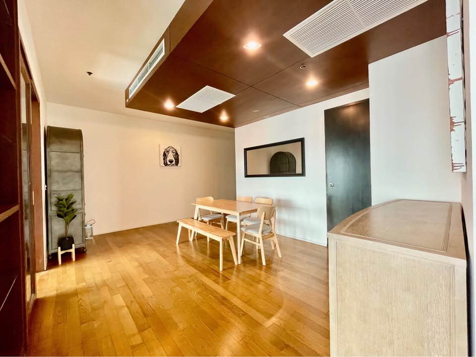 High-floor 3 bed, 4 bath at The Madison Sukhumvit 41. 185 sqm, pet-friendly, with unblocked views. Rent: ฿110,000/month. Walk to BTS & Emporium.