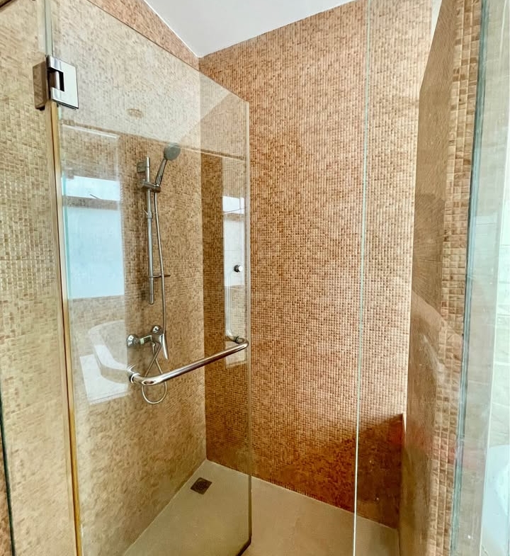 High-floor 3 bed, 4 bath at The Madison Sukhumvit 41. 185 sqm, pet-friendly, with unblocked views. Rent: ฿110,000/month. Walk to BTS & Emporium.