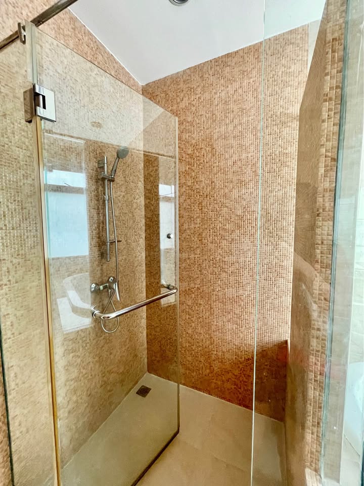 High-floor 3 bed, 4 bath at The Madison Sukhumvit 41. 185 sqm, pet-friendly, with unblocked views. Rent: ฿110,000/month. Walk to BTS & Emporium.