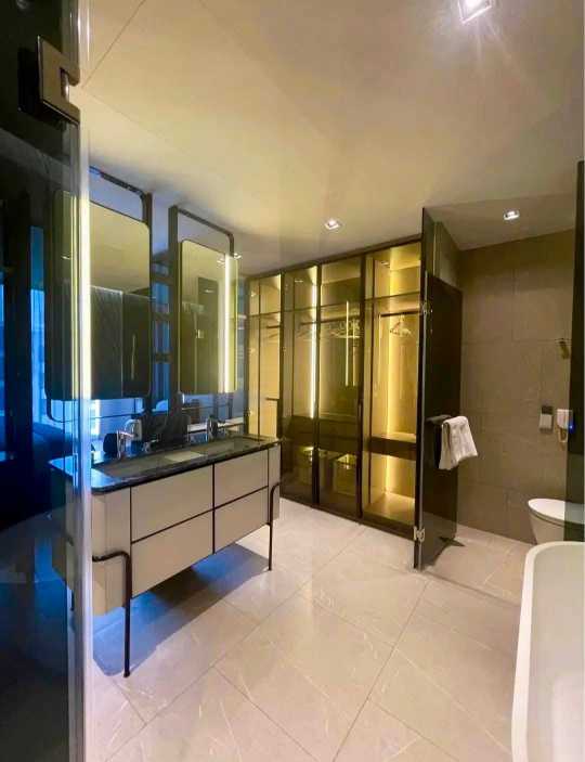 Luxury 2+1BR condo at The Reserve Sukhumvit 61. 122sqm, fully furnished, top amenities. Rent 150,000 THB/month. BTS Ekkamai nearby.