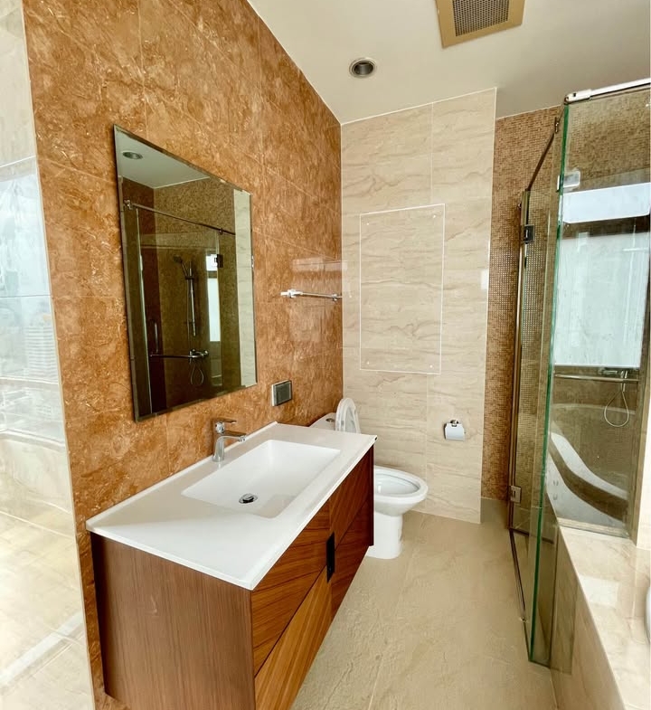 High-floor 3 bed, 4 bath at The Madison Sukhumvit 41. 185 sqm, pet-friendly, with unblocked views. Rent: ฿110,000/month. Walk to BTS & Emporium.