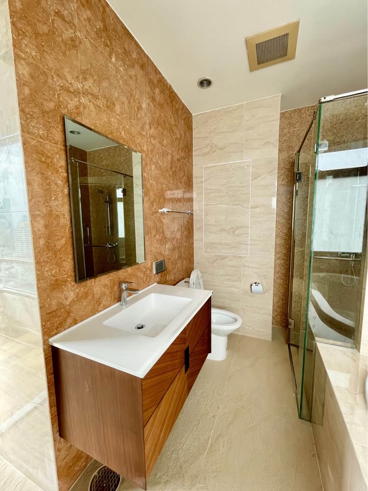 High-floor 3 bed, 4 bath at The Madison Sukhumvit 41. 185 sqm, pet-friendly, with unblocked views. Rent: ฿110,000/month. Walk to BTS & Emporium.