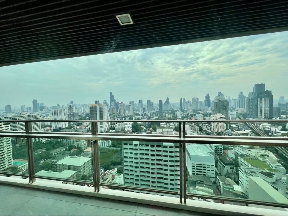 High-floor 3 bed, 4 bath at The Madison Sukhumvit 41. 185 sqm, pet-friendly, with unblocked views. Rent: ฿110,000/month. Walk to BTS & Emporium.