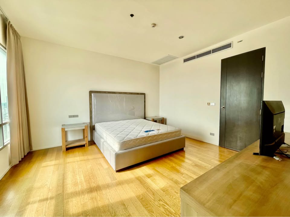 High-floor 3 bed, 4 bath at The Madison Sukhumvit 41. 185 sqm, pet-friendly, with unblocked views. Rent: ฿110,000/month. Walk to BTS & Emporium.