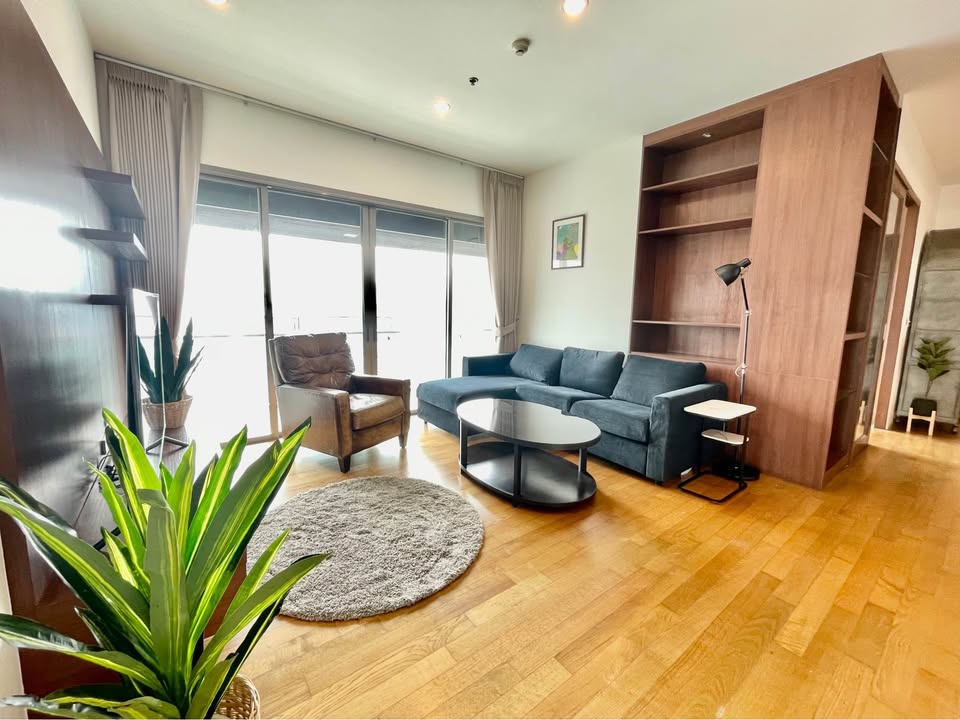 High-floor 3 bed, 4 bath at The Madison Sukhumvit 41. 185 sqm, pet-friendly, with unblocked views. Rent: ฿110,000/month. Walk to BTS & Emporium.