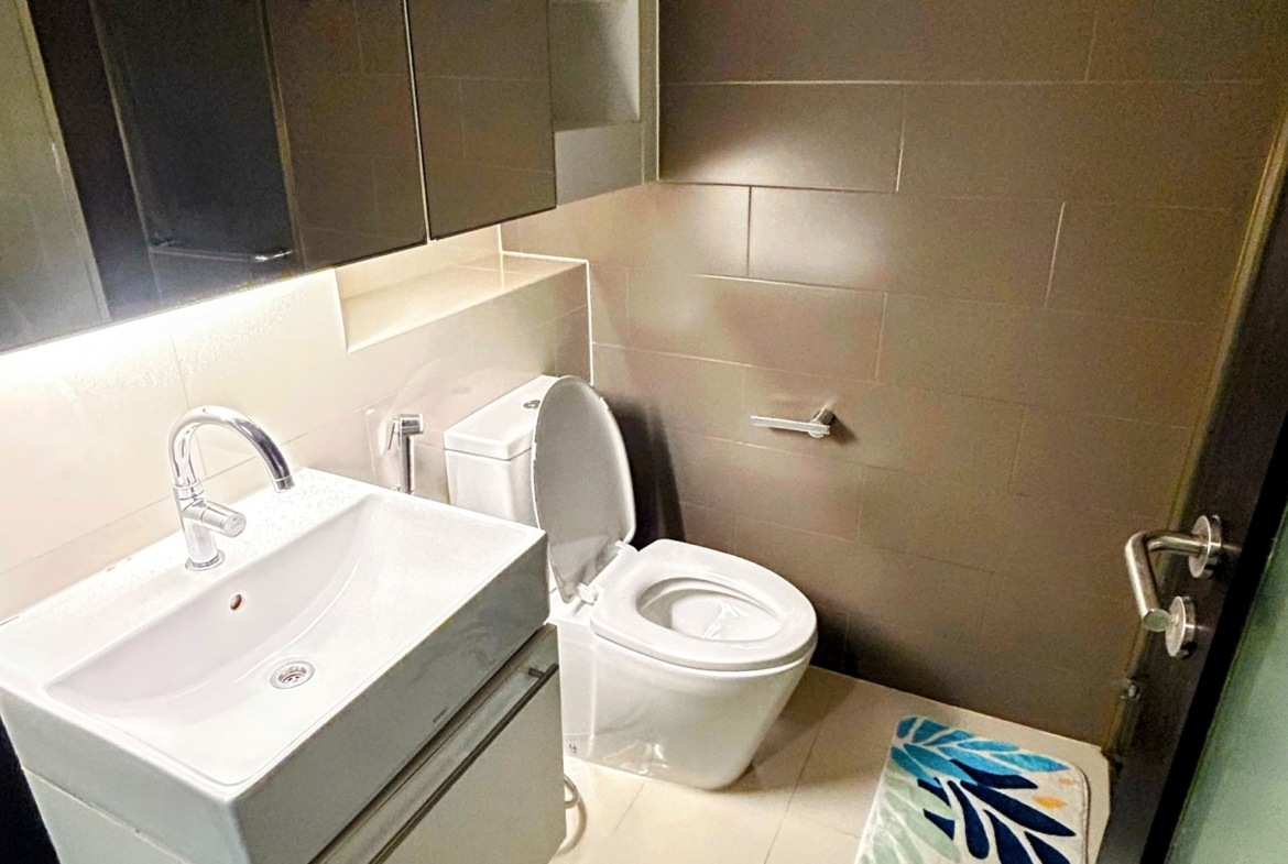 Pet-friendly 1 bed duplex for rent at Ideo Morph 38, 300m to BTS Thonglor. Fully furnished, renovated, great view, flexible lease terms.