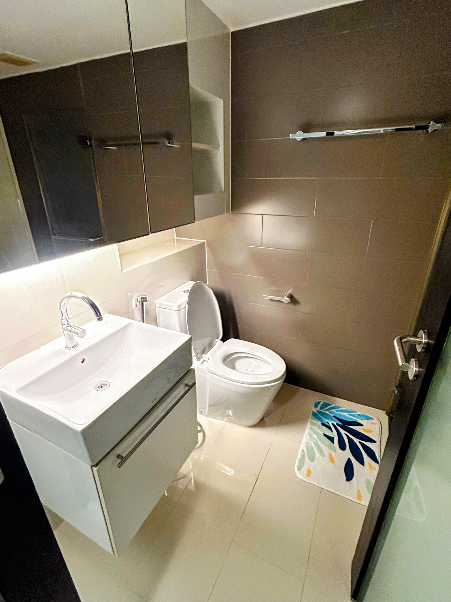 Pet-friendly 1 bed duplex for rent at Ideo Morph 38, 300m to BTS Thonglor. Fully furnished, renovated, great view, flexible lease terms.