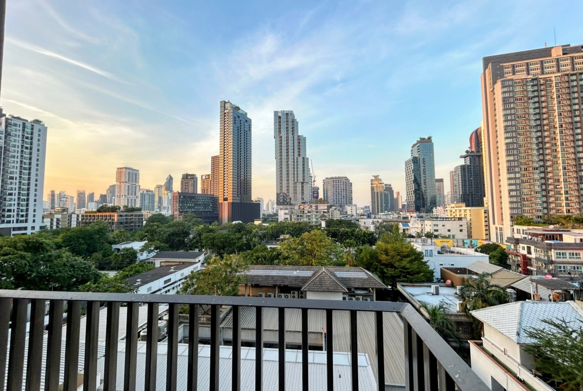 Pet-friendly 1 bed duplex for rent at Ideo Morph 38, 300m to BTS Thonglor. Fully furnished, renovated, great view, flexible lease terms.