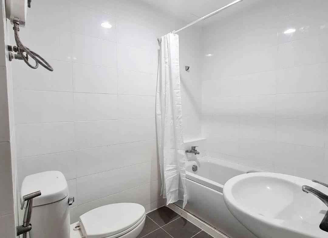 Spacious 2 bed, 2 bath condo for rent at Waterford Diamond Tower, 85 sqm, floor 29. Great Sukhumvit location, 37k/month with Elite Fitness membership.