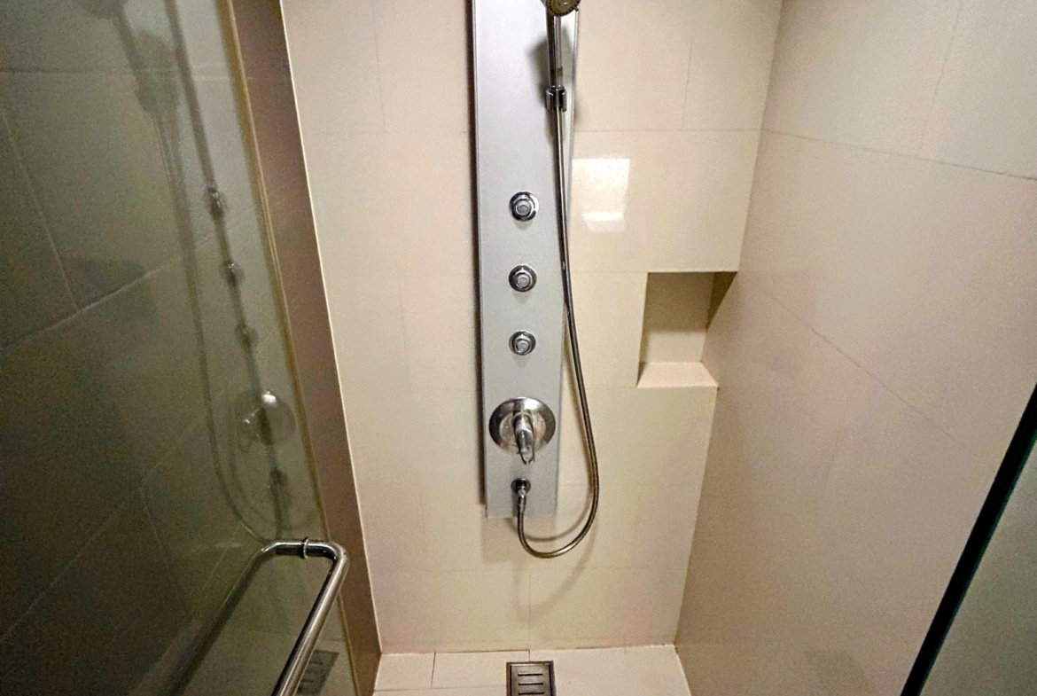 Pet-friendly 1 bed duplex for rent at Ideo Morph 38, 300m to BTS Thonglor. Fully furnished, renovated, great view, flexible lease terms.