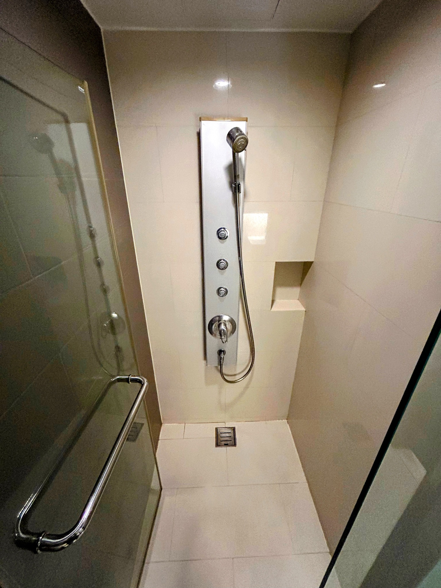 Pet-friendly 1 bed duplex for rent at Ideo Morph 38, 300m to BTS Thonglor. Fully furnished, renovated, great view, flexible lease terms.