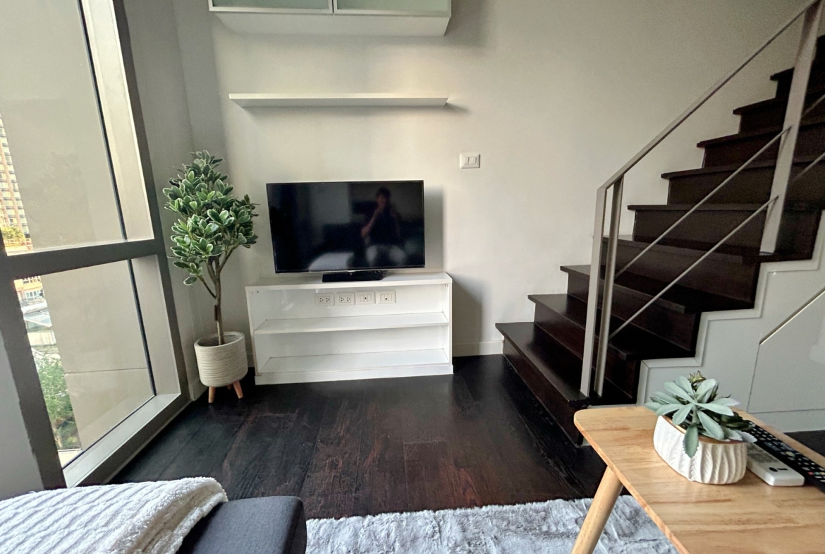 Pet-friendly 1 bed duplex for rent at Ideo Morph 38, 300m to BTS Thonglor. Fully furnished, renovated, great view, flexible lease terms.