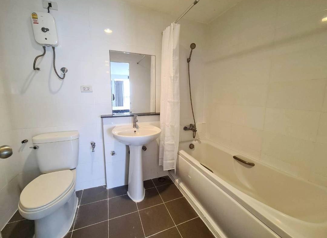 Spacious 2 bed, 2 bath condo for rent at Waterford Diamond Tower, 85 sqm, floor 29. Great Sukhumvit location, 37k/month with Elite Fitness membership.