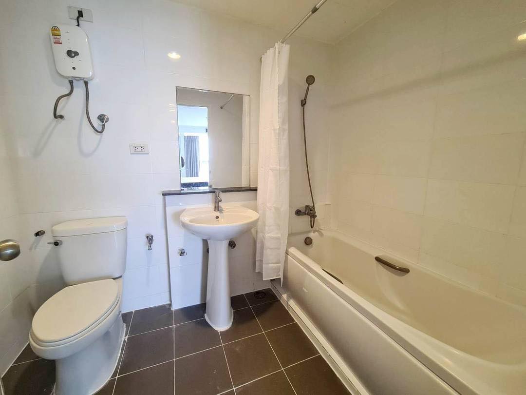 Spacious 2 bed, 2 bath condo for rent at Waterford Diamond Tower, 85 sqm, floor 29. Great Sukhumvit location, 37k/month with Elite Fitness membership.