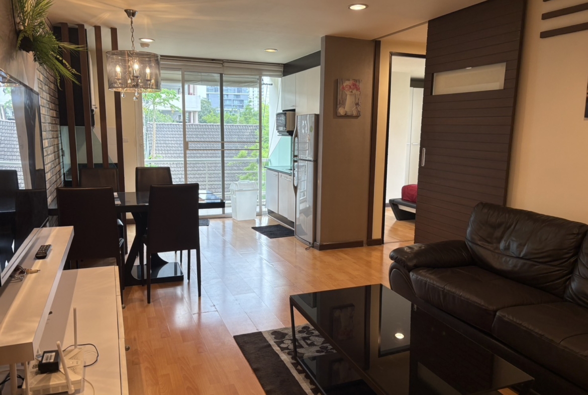 Corner 2-bed, 2-bath unit at Amethyst 39, 80 sqm, 2 balconies, near BTS Phrom Phong. Rent ฿30K/month or sale ฿7.5M. Peaceful, walkable location.
