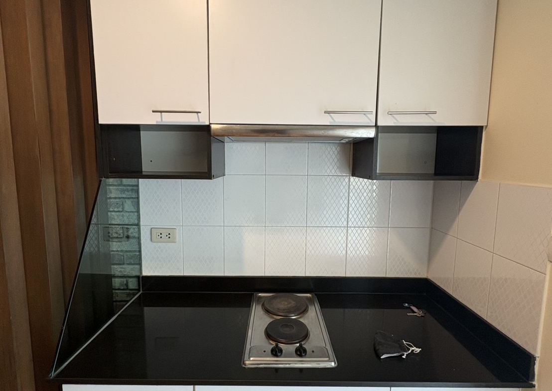 Corner 2-bed, 2-bath unit at Amethyst 39, 80 sqm, 2 balconies, near BTS Phrom Phong. Rent ฿30K/month or sale ฿7.5M. Peaceful, walkable location.