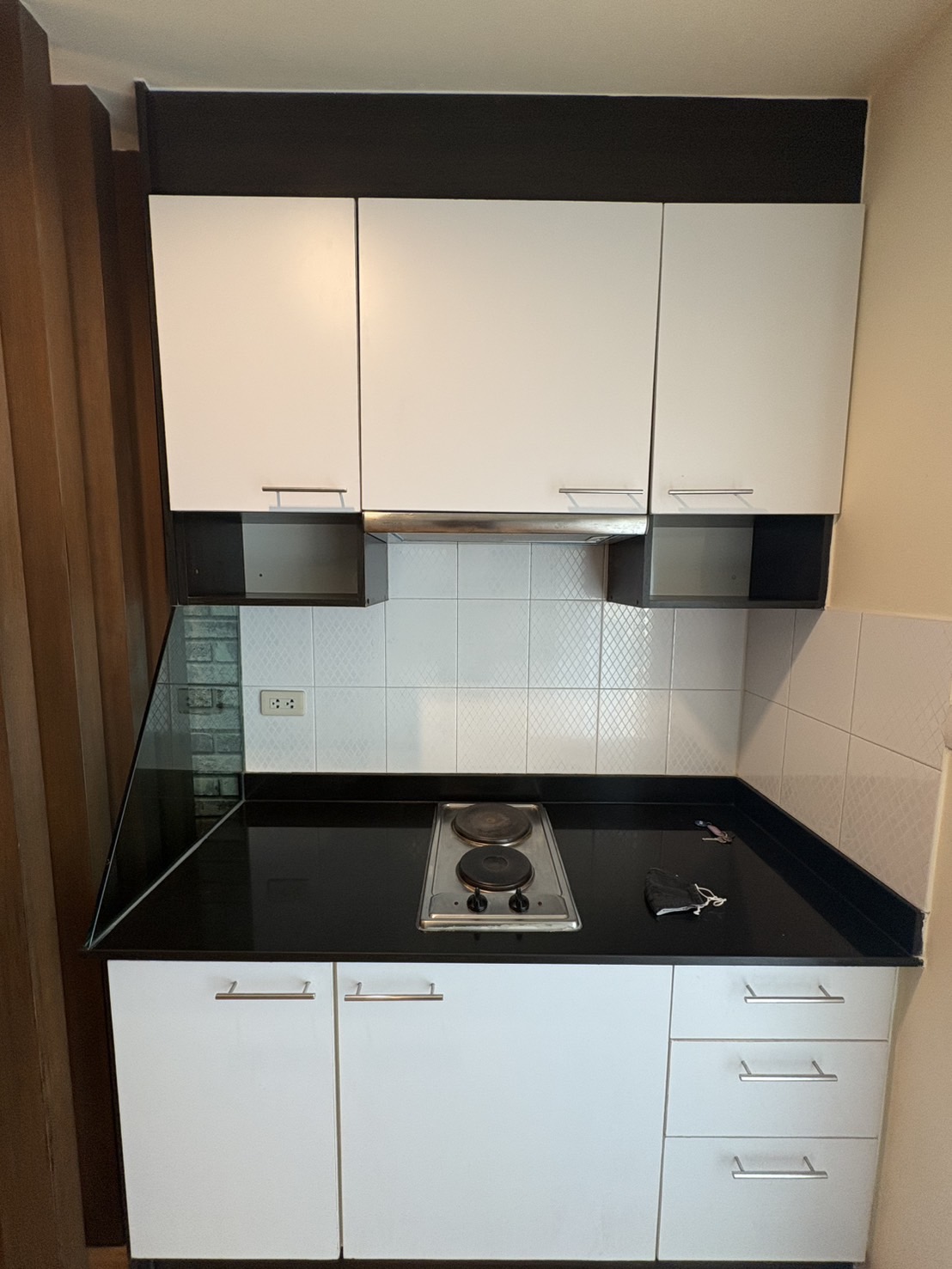 Corner 2-bed, 2-bath unit at Amethyst 39, 80 sqm, 2 balconies, near BTS Phrom Phong. Rent ฿30K/month or sale ฿7.5M. Peaceful, walkable location.