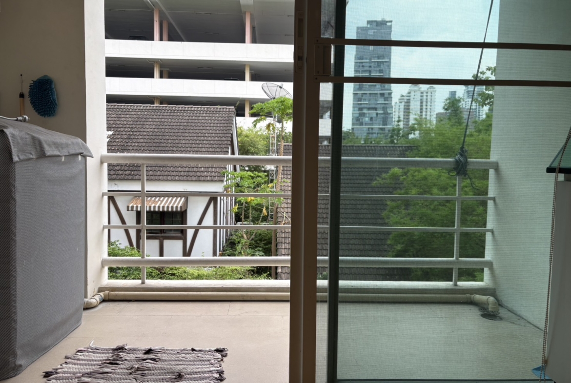 Corner 2-bed, 2-bath unit at Amethyst 39, 80 sqm, 2 balconies, near BTS Phrom Phong. Rent ฿30K/month or sale ฿7.5M. Peaceful, walkable location.