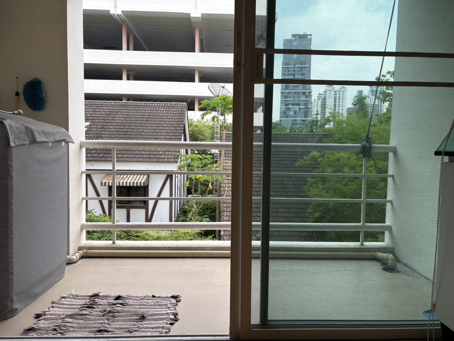 Corner 2-bed, 2-bath unit at Amethyst 39, 80 sqm, 2 balconies, near BTS Phrom Phong. Rent ฿30K/month or sale ฿7.5M. Peaceful, walkable location.
