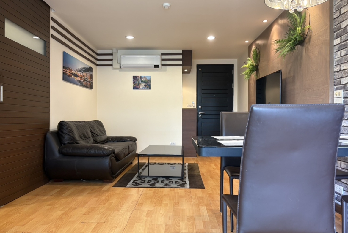 Corner 2-bed, 2-bath unit at Amethyst 39, 80 sqm, 2 balconies, near BTS Phrom Phong. Rent ฿30K/month or sale ฿7.5M. Peaceful, walkable location.