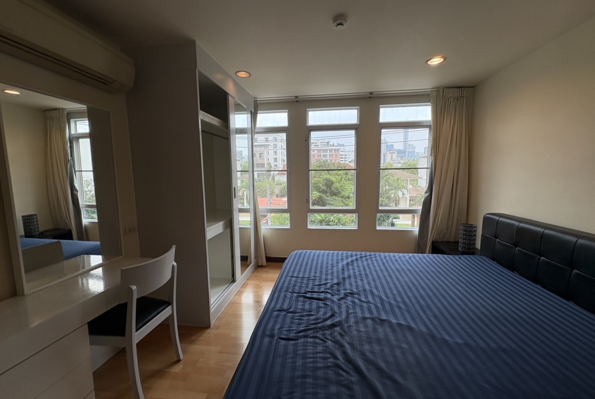 Corner 2-bed, 2-bath unit at Amethyst 39, 80 sqm, 2 balconies, near BTS Phrom Phong. Rent ฿30K/month or sale ฿7.5M. Peaceful, walkable location.