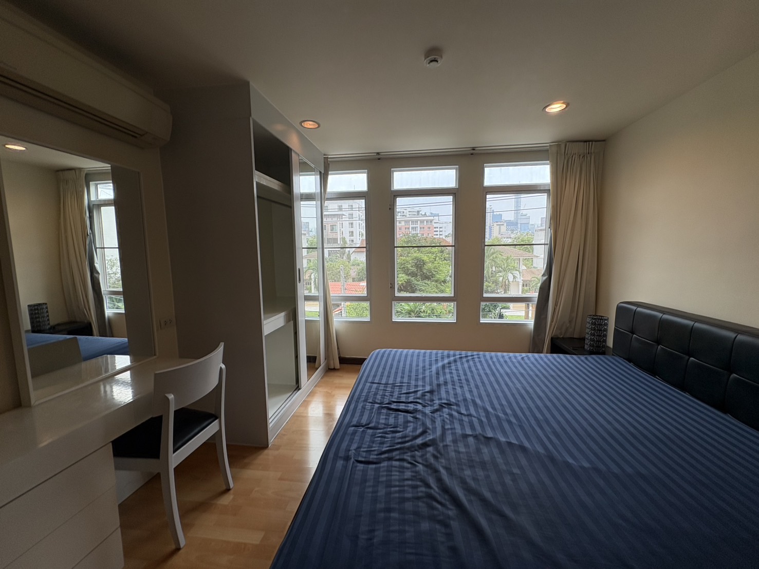 Corner 2-bed, 2-bath unit at Amethyst 39, 80 sqm, 2 balconies, near BTS Phrom Phong. Rent ฿30K/month or sale ฿7.5M. Peaceful, walkable location.