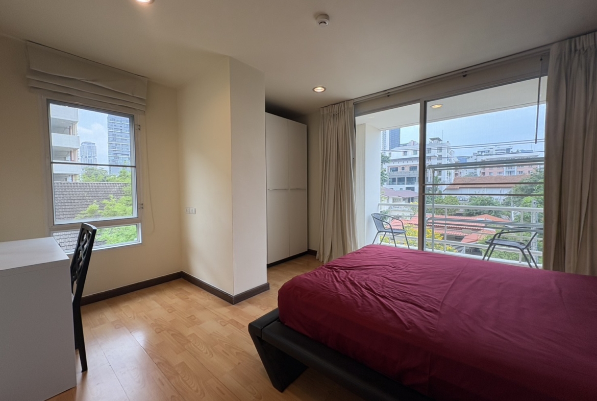 Corner 2-bed, 2-bath unit at Amethyst 39, 80 sqm, 2 balconies, near BTS Phrom Phong. Rent ฿30K/month or sale ฿7.5M. Peaceful, walkable location.