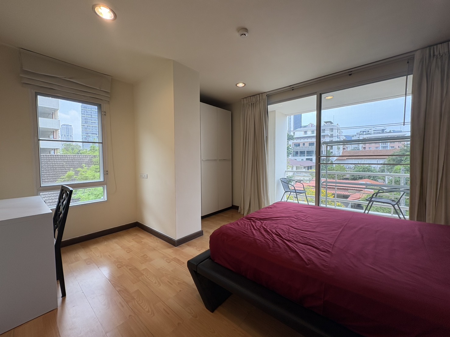 Corner 2-bed, 2-bath unit at Amethyst 39, 80 sqm, 2 balconies, near BTS Phrom Phong. Rent ฿30K/month or sale ฿7.5M. Peaceful, walkable location.