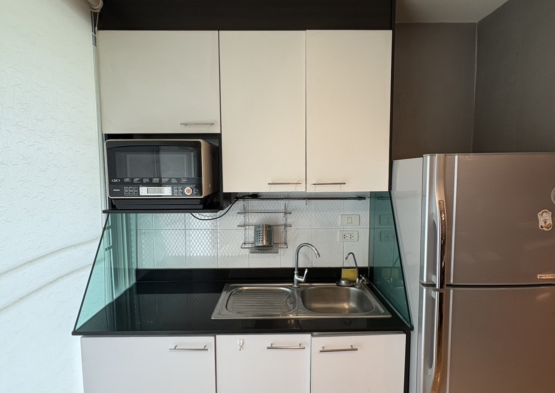 Corner 2-bed, 2-bath unit at Amethyst 39, 80 sqm, 2 balconies, near BTS Phrom Phong. Rent ฿30K/month or sale ฿7.5M. Peaceful, walkable location.
