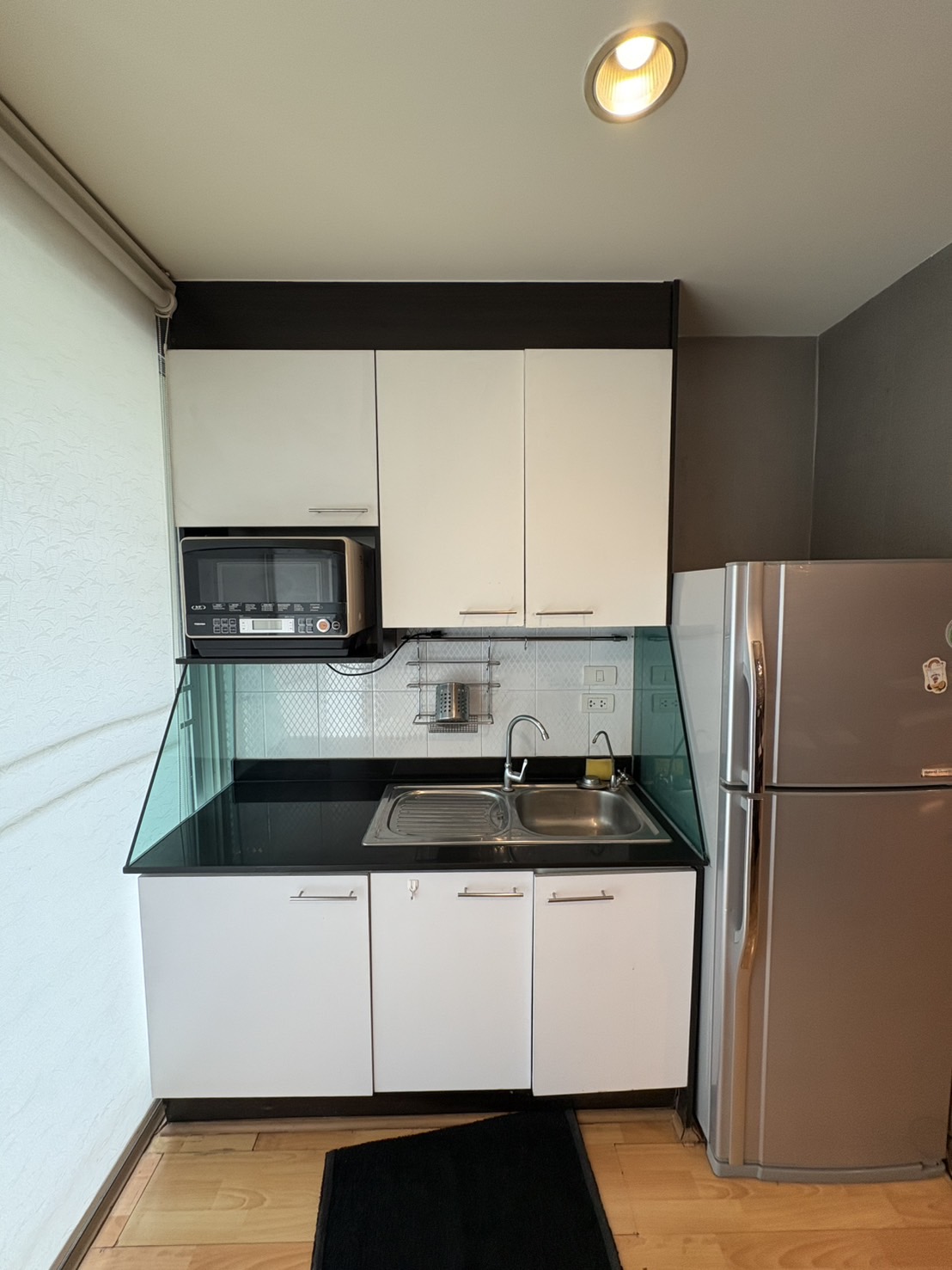 Corner 2-bed, 2-bath unit at Amethyst 39, 80 sqm, 2 balconies, near BTS Phrom Phong. Rent ฿30K/month or sale ฿7.5M. Peaceful, walkable location.
