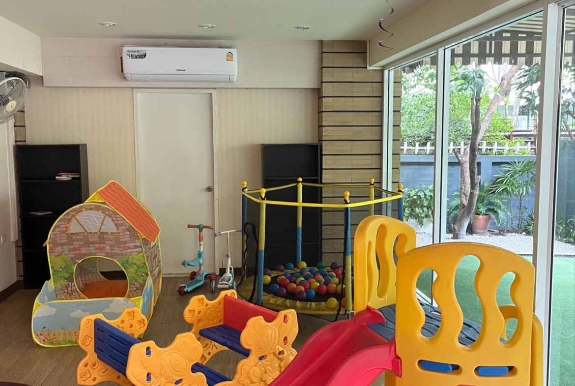 Corner 2-bed, 2-bath unit at Amethyst 39, 80 sqm, 2 balconies, near BTS Phrom Phong. Rent ฿30K/month or sale ฿7.5M. Peaceful, walkable location.