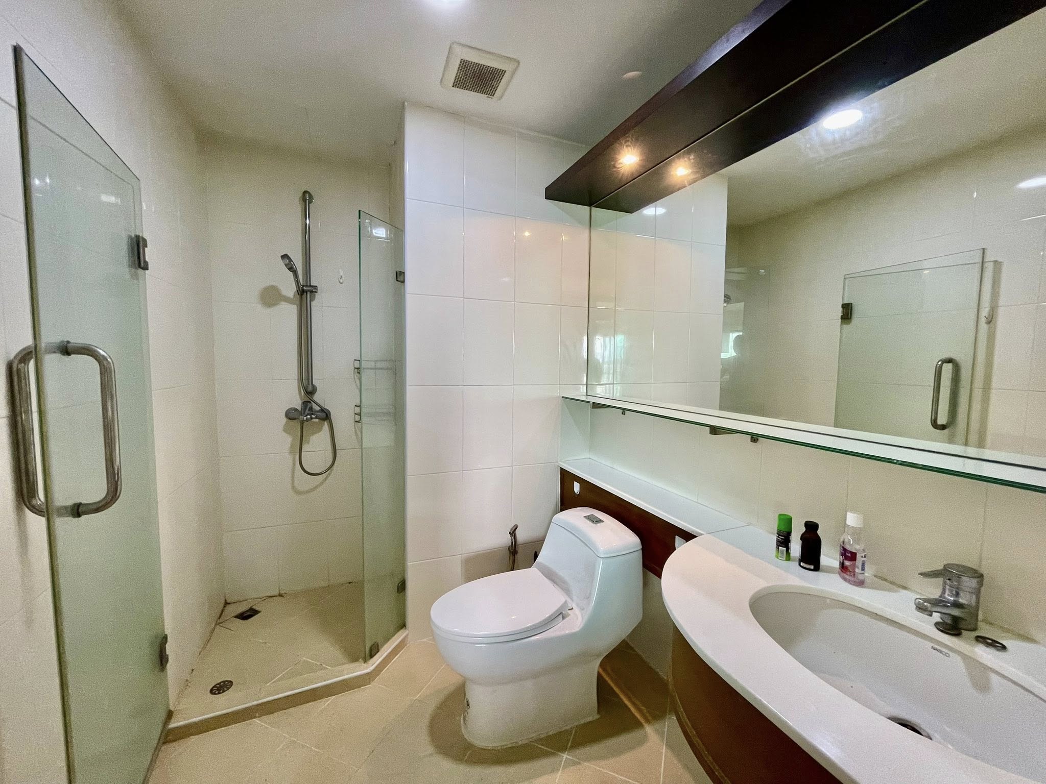 Spacious 2 bed condo at Sathorn Gardens, 94 sqm on 9th floor. Rent ฿40,000/month or buy for ฿11M. Walk to BTS, MRT, Silom & Lumpini Park.