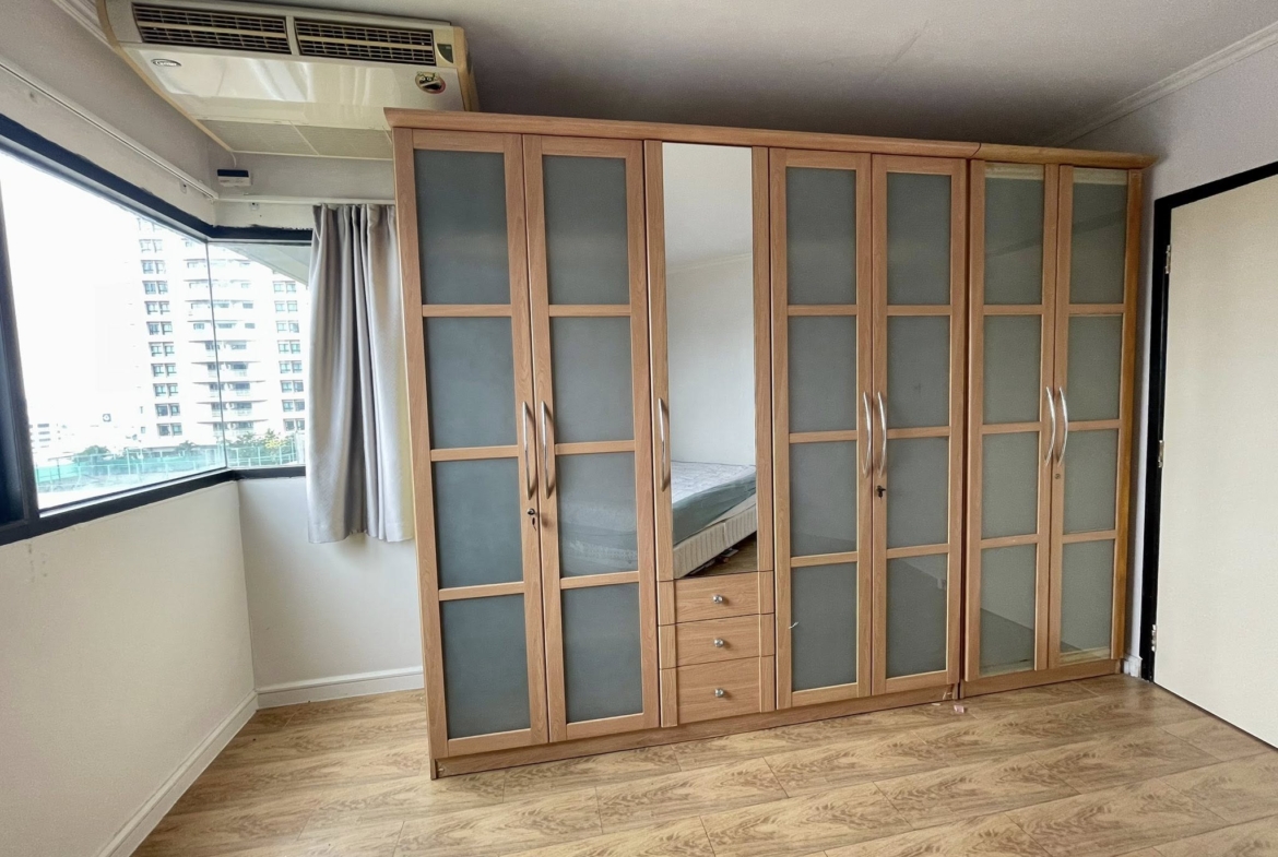 Spacious 2 bed condo at Sathorn Gardens, 94 sqm on 9th floor. Rent ฿40,000/month or buy for ฿11M. Walk to BTS, MRT, Silom & Lumpini Park.