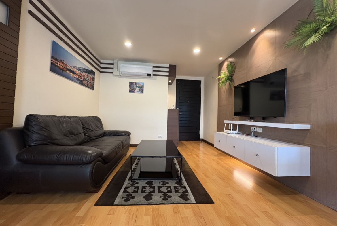 Corner 2-bed, 2-bath unit at Amethyst 39, 80 sqm, 2 balconies, near BTS Phrom Phong. Rent ฿30K/month or sale ฿7.5M. Peaceful, walkable location.