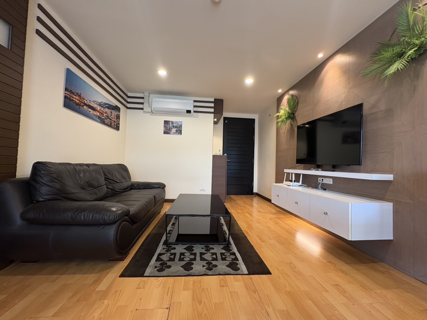 Corner 2-bed, 2-bath unit at Amethyst 39, 80 sqm, 2 balconies, near BTS Phrom Phong. Rent ฿30K/month or sale ฿7.5M. Peaceful, walkable location.
