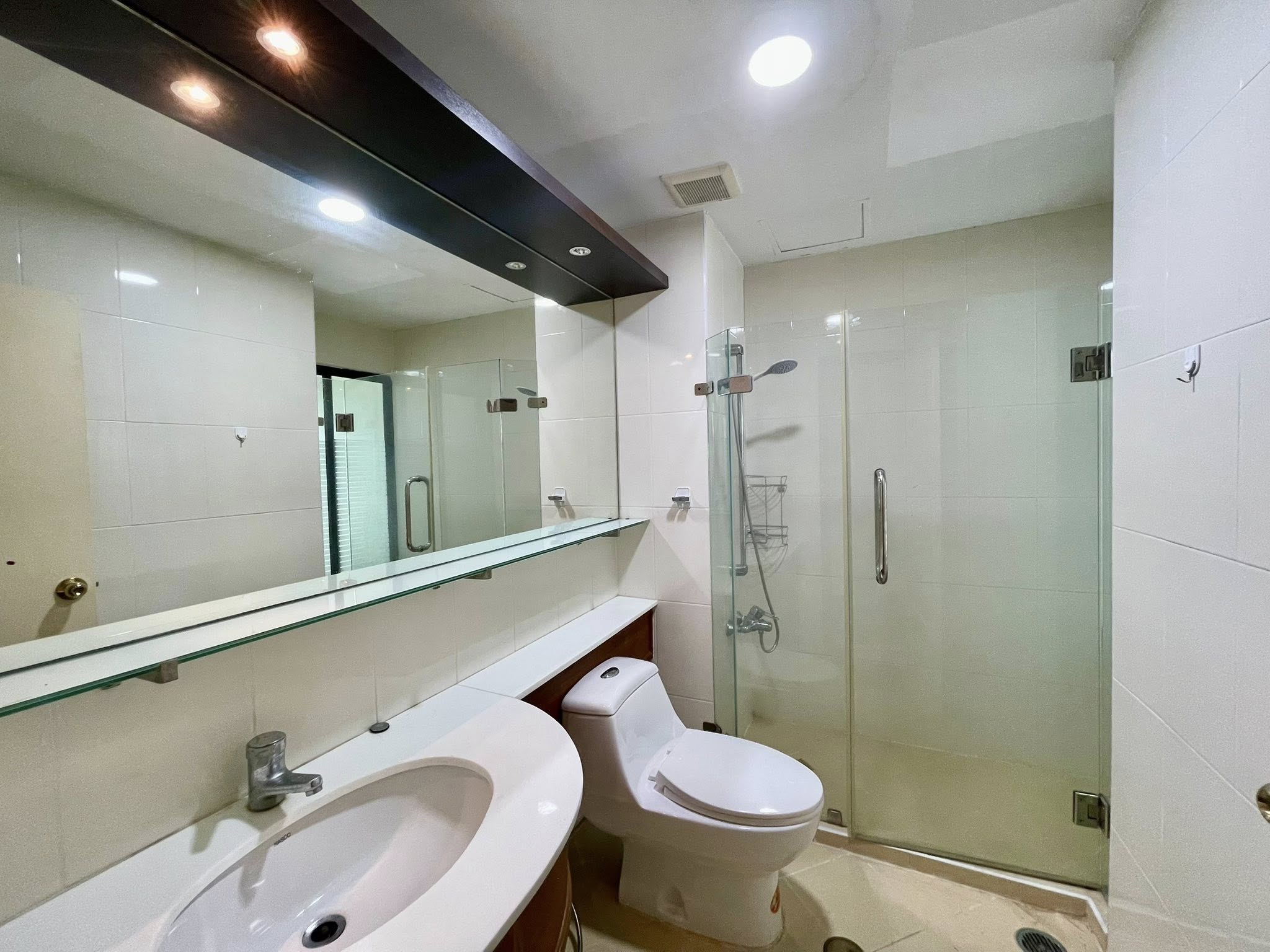Spacious 2 bed condo at Sathorn Gardens, 94 sqm on 9th floor. Rent ฿40,000/month or buy for ฿11M. Walk to BTS, MRT, Silom & Lumpini Park.