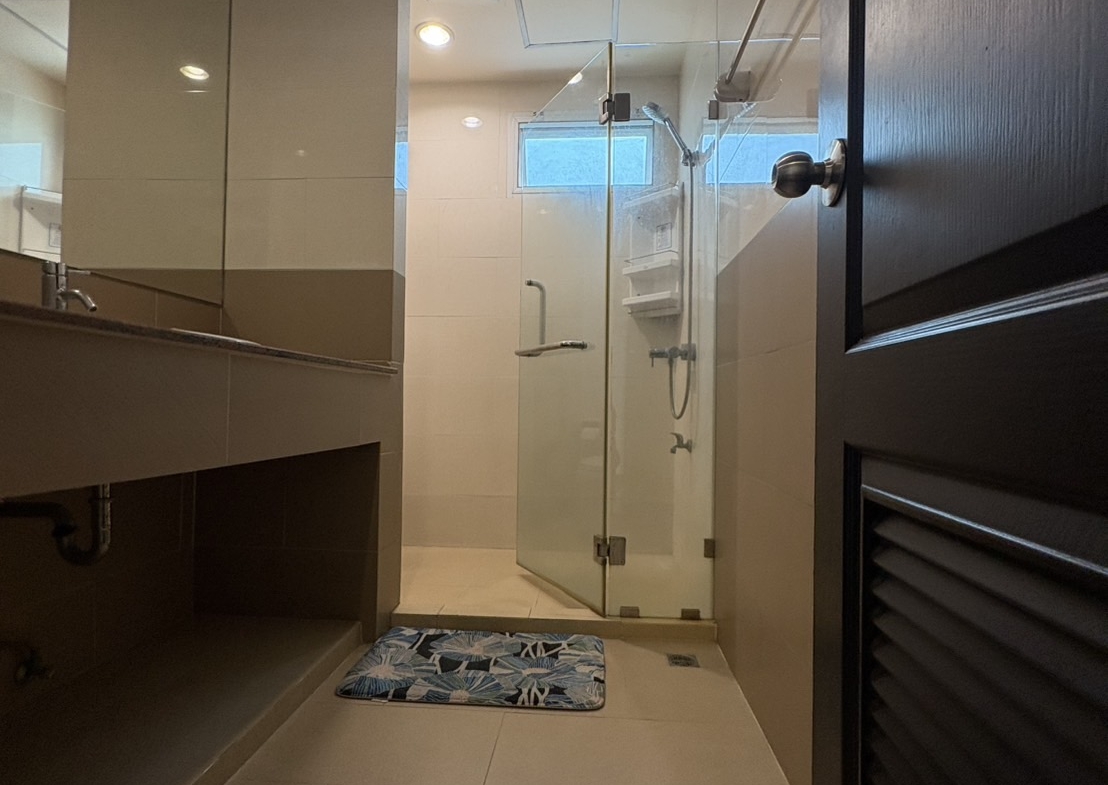 Corner 2-bed, 2-bath unit at Amethyst 39, 80 sqm, 2 balconies, near BTS Phrom Phong. Rent ฿30K/month or sale ฿7.5M. Peaceful, walkable location.