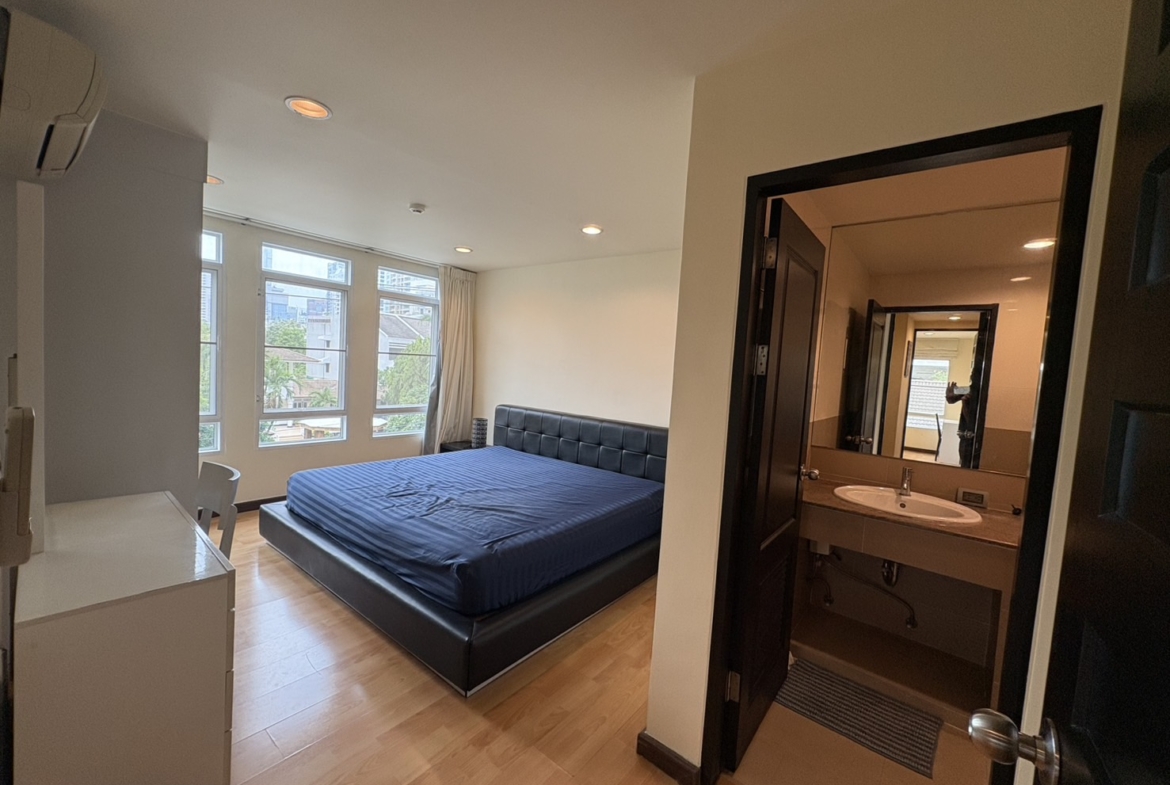 Corner 2-bed, 2-bath unit at Amethyst 39, 80 sqm, 2 balconies, near BTS Phrom Phong. Rent ฿30K/month or sale ฿7.5M. Peaceful, walkable location.