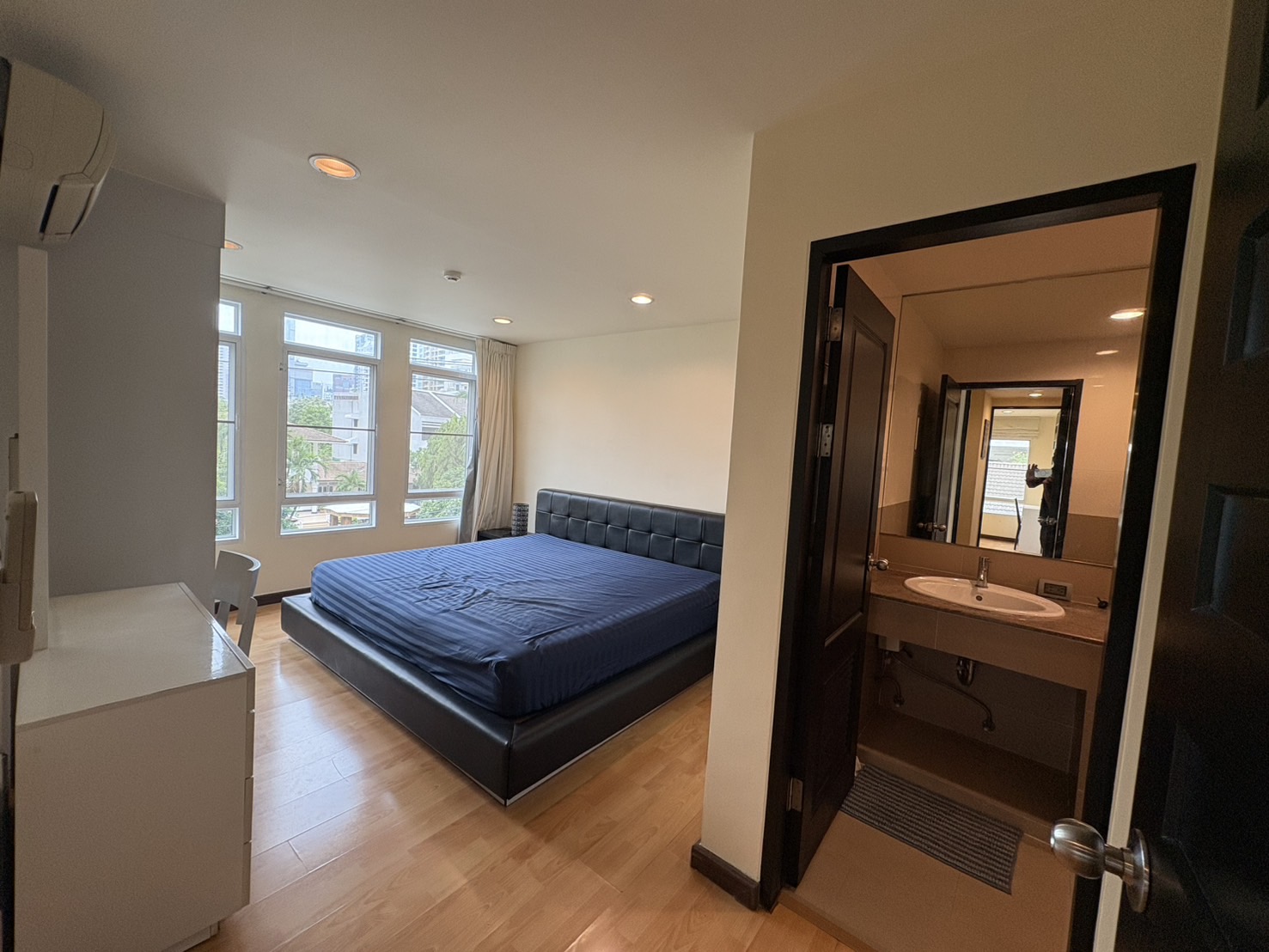 Corner 2-bed, 2-bath unit at Amethyst 39, 80 sqm, 2 balconies, near BTS Phrom Phong. Rent ฿30K/month or sale ฿7.5M. Peaceful, walkable location.