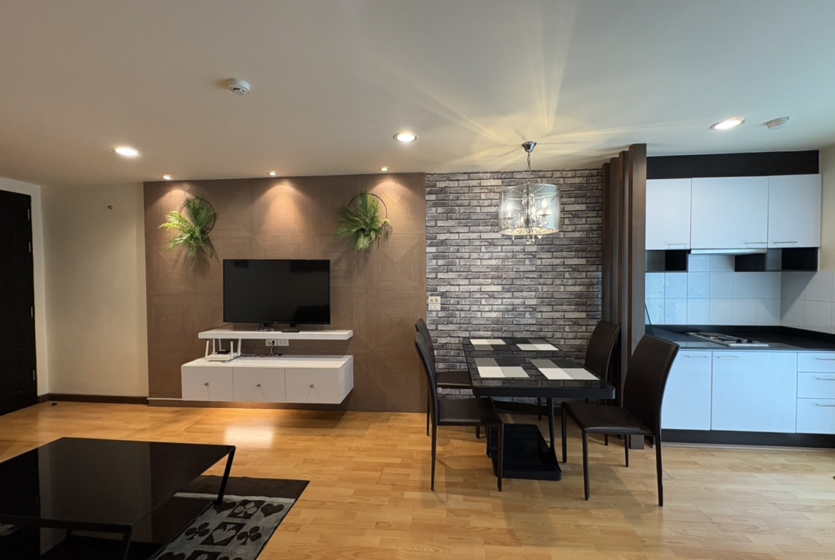 Corner 2-bed, 2-bath unit at Amethyst 39, 80 sqm, 2 balconies, near BTS Phrom Phong. Rent ฿30K/month or sale ฿7.5M. Peaceful, walkable location.