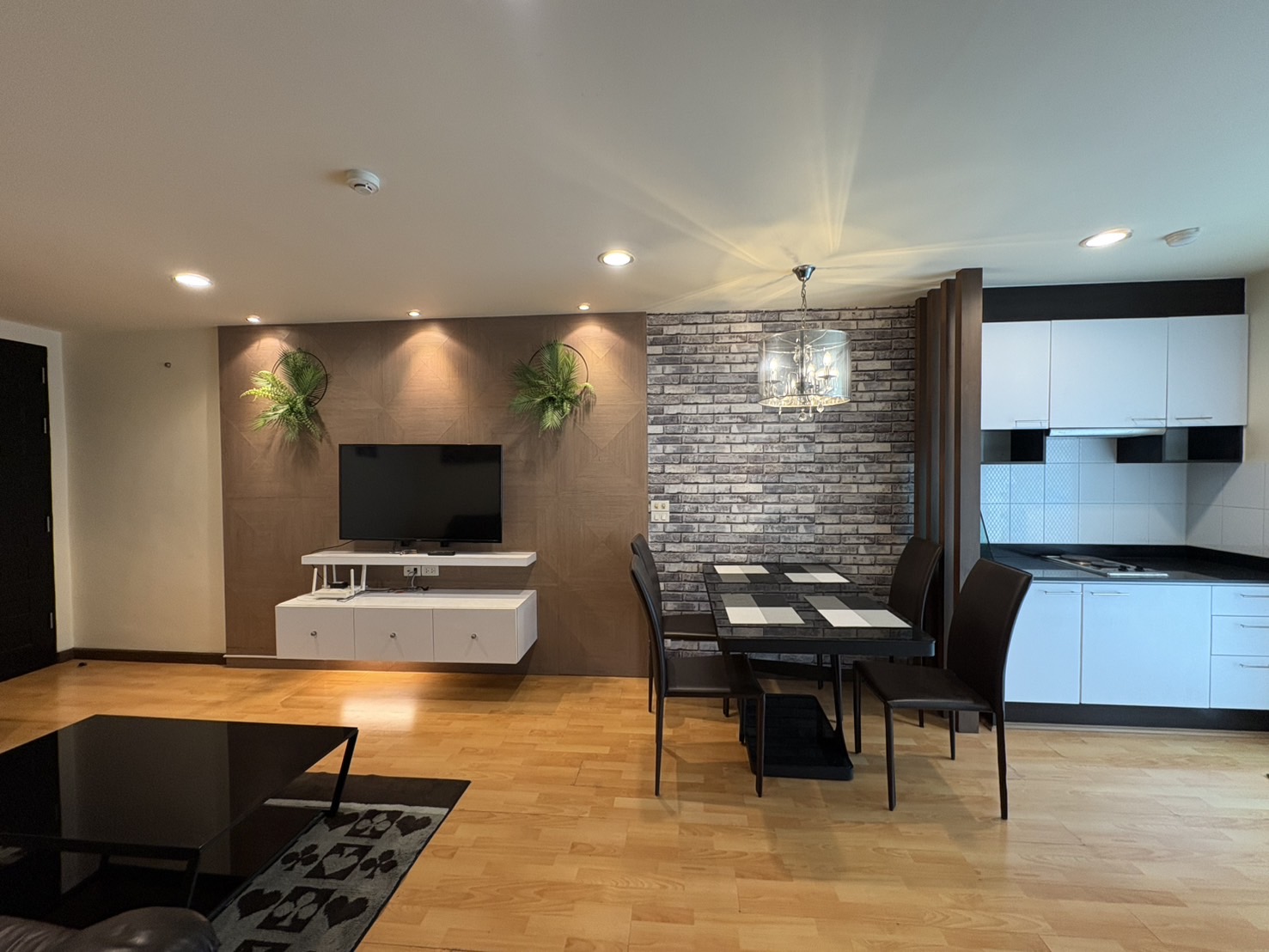 Corner 2-bed, 2-bath unit at Amethyst 39, 80 sqm, 2 balconies, near BTS Phrom Phong. Rent ฿30K/month or sale ฿7.5M. Peaceful, walkable location.