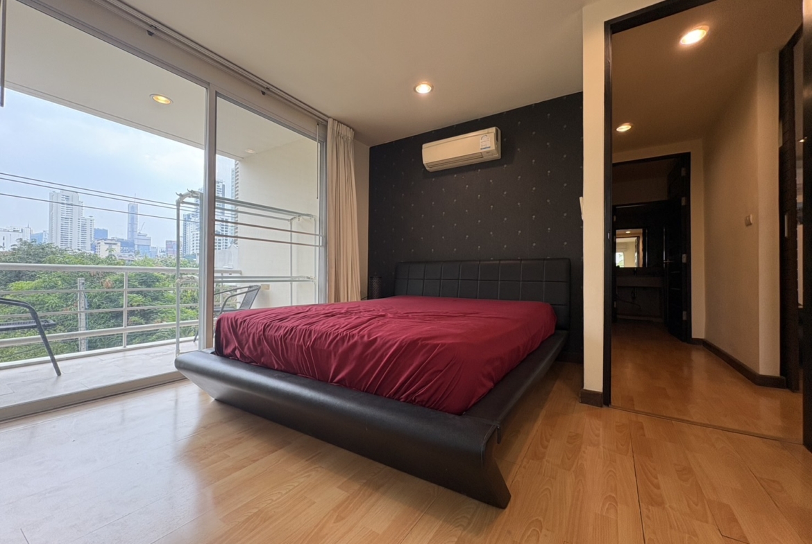 Corner 2-bed, 2-bath unit at Amethyst 39, 80 sqm, 2 balconies, near BTS Phrom Phong. Rent ฿30K/month or sale ฿7.5M. Peaceful, walkable location.