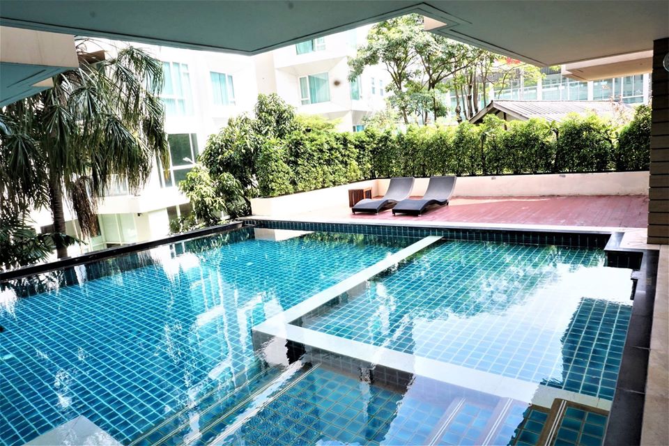 Corner 2-bed, 2-bath unit at Amethyst 39, 80 sqm, 2 balconies, near BTS Phrom Phong. Rent ฿30K/month or sale ฿7.5M. Peaceful, walkable location.
