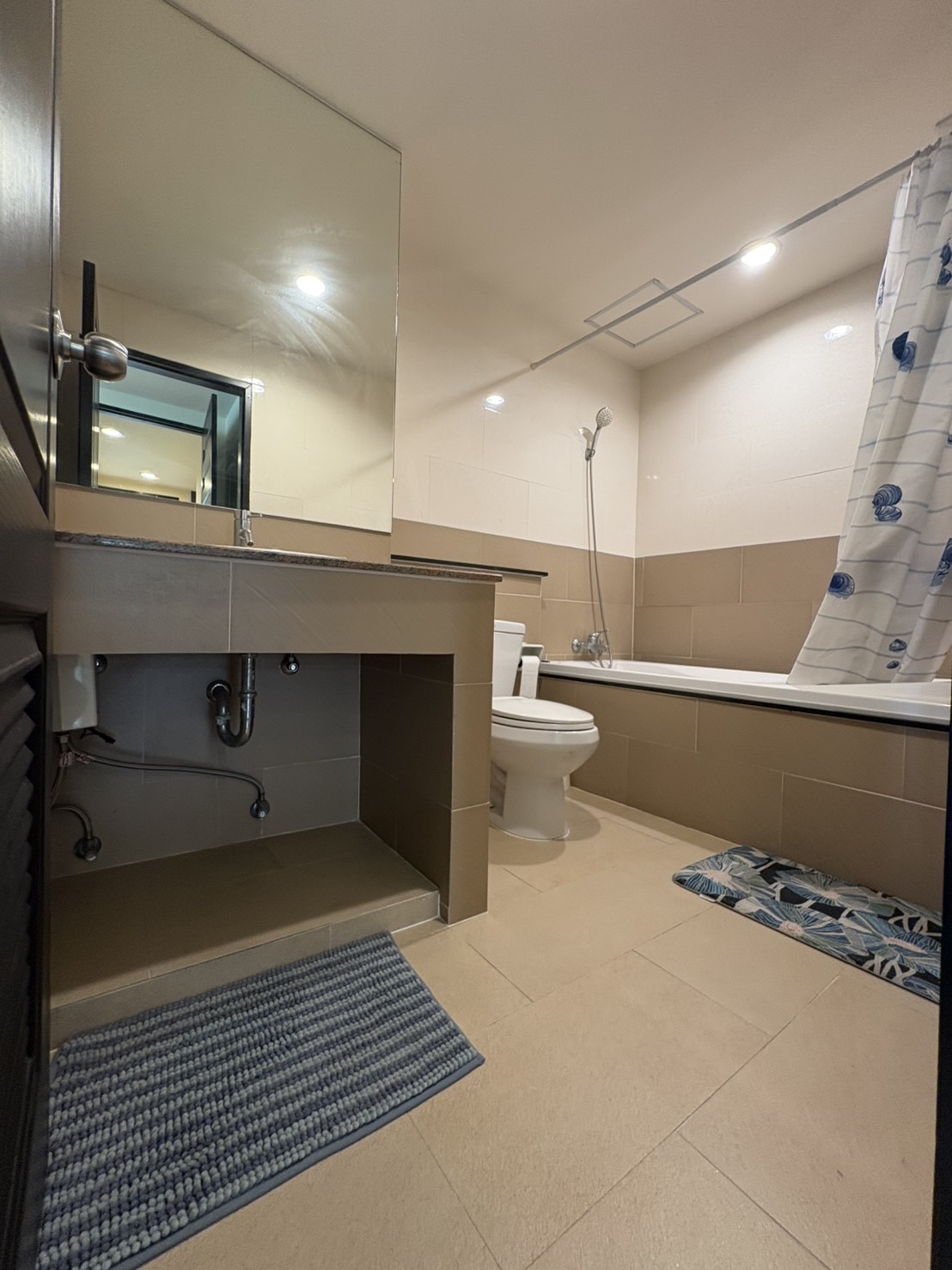 Corner 2-bed, 2-bath unit at Amethyst 39, 80 sqm, 2 balconies, near BTS Phrom Phong. Rent ฿30K/month or sale ฿7.5M. Peaceful, walkable location.