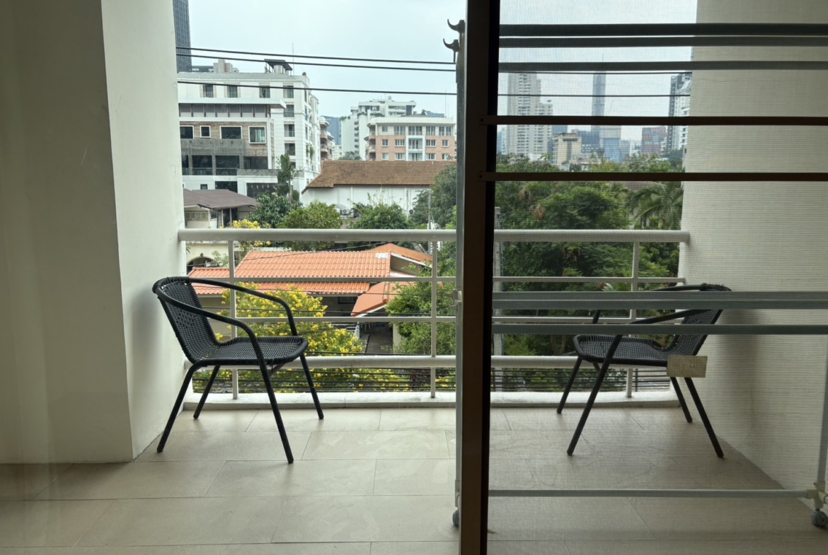 Corner 2-bed, 2-bath unit at Amethyst 39, 80 sqm, 2 balconies, near BTS Phrom Phong. Rent ฿30K/month or sale ฿7.5M. Peaceful, walkable location.