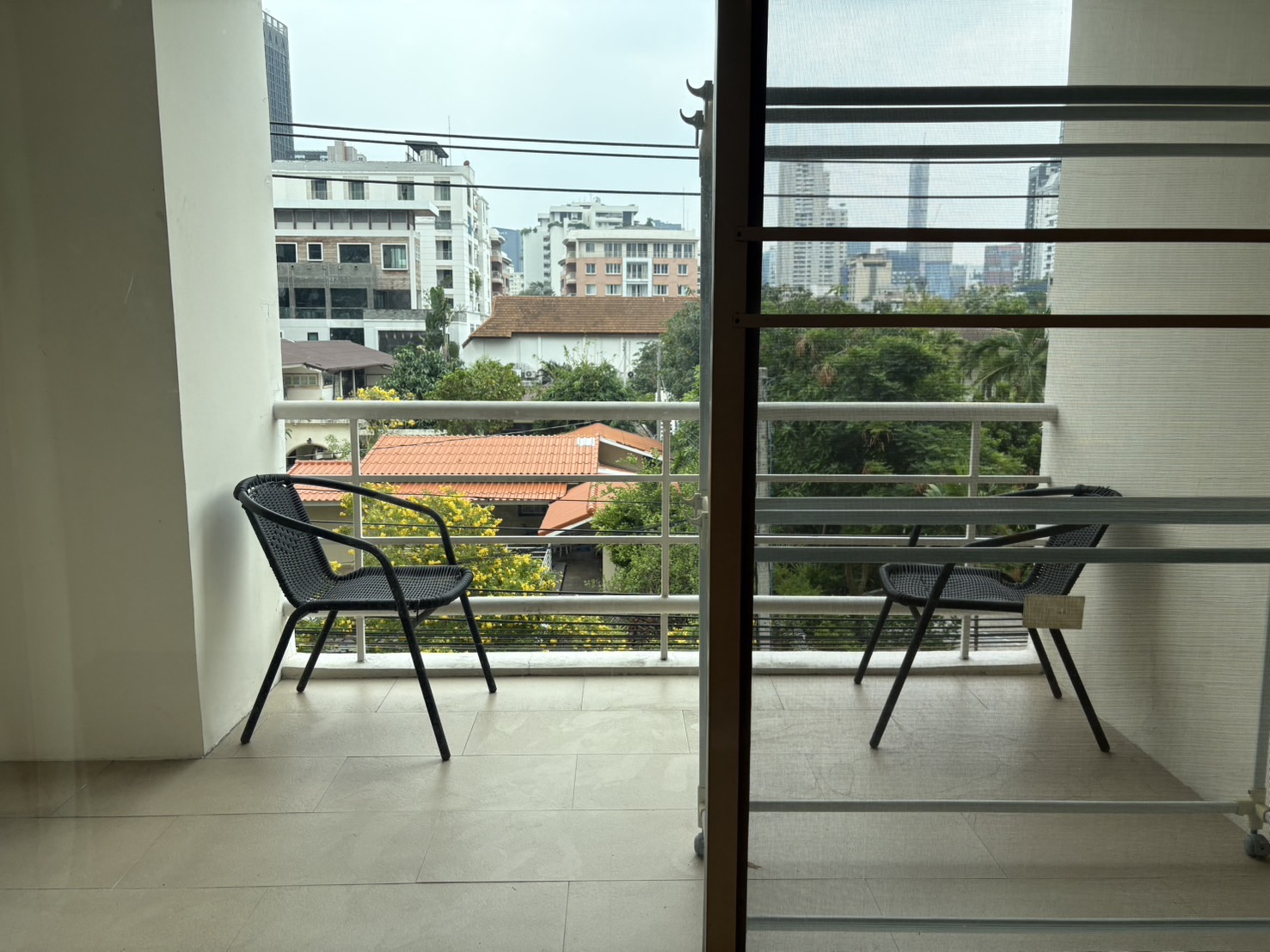 Corner 2-bed, 2-bath unit at Amethyst 39, 80 sqm, 2 balconies, near BTS Phrom Phong. Rent ฿30K/month or sale ฿7.5M. Peaceful, walkable location.