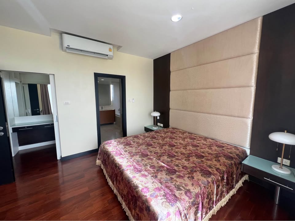 Spacious 3 Bed 3 Bath condo at Wilshire Sukhumvit 22, 165 SQM, high floor, park view, fully furnished. For sale at 23MB all-inclusive. Prime location!